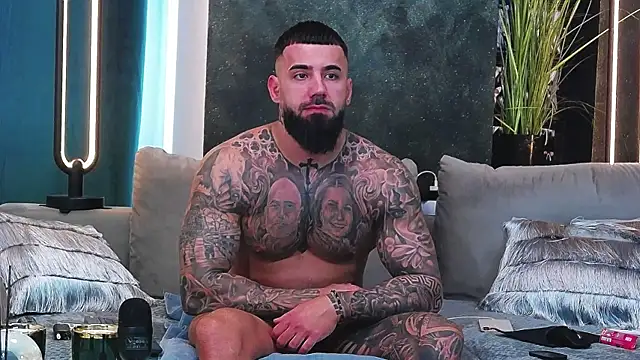 Snapshot of masterkingofmusclee chatting on February 2025 01:37:01 PM masterkingofmusclee online show from February 2025 01:37:01 PM