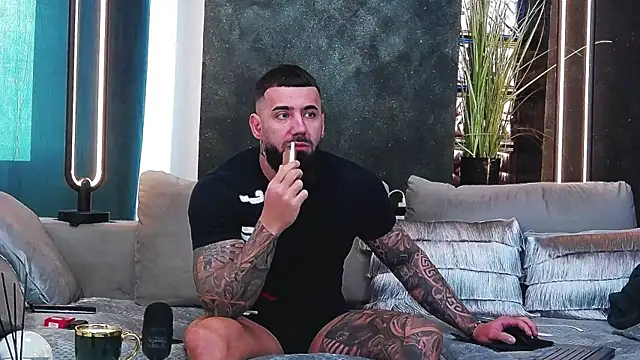 Snapshot of masterkingofmusclee chatting on February 2025 06:34:01 AM masterkingofmusclee online show from February 2025 06:34:01 AM