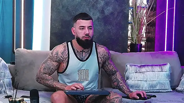 Snapshot of masterkingofmusclee chatting on February 2025 06:49:02 AM masterkingofmusclee online show from February 2025 06:49:02 AM