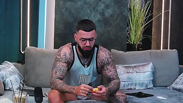 Snapshot of masterkingofmusclee chatting on March 2025 06:15:02 AM masterkingofmusclee online show from March 2025 06:15:02 AM