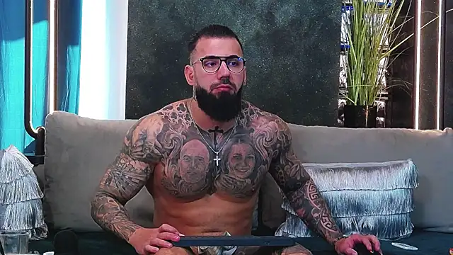 Snapshot of masterkingofmusclee chatting on March 2025 10:00:02 AM masterkingofmusclee online show from March 2025 10:00:02 AM