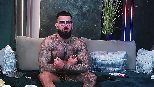 Snapshot of masterkingofmusclee chatting on March 2025 09:17:01 PM masterkingofmusclee online show from March 2025 09:17:01 PM