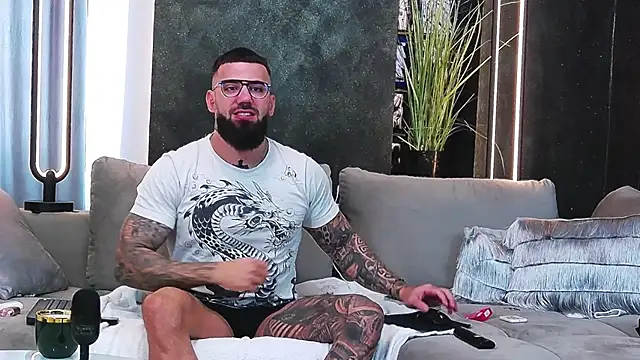 Snapshot of masterkingofmusclee chatting on March 2025 01:45:01 PM masterkingofmusclee online show from March 2025 01:45:01 PM