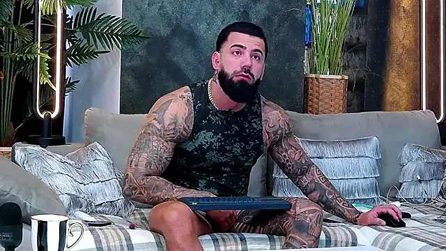 Snapshot of masterkingofmusclee chatting on November 2025 07:35:02 AM masterkingofmusclee online show from November 2025 07:35:02 AM