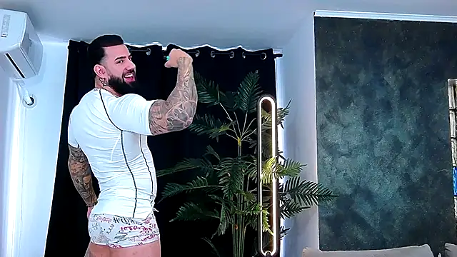 Snapshot of masterkingofmusclee chatting on November 2025 08:13:02 AM masterkingofmusclee online show from November 2025 08:13:02 AM