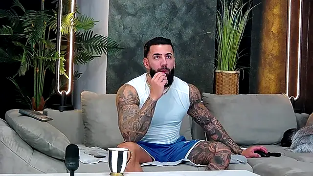 Snapshot of masterkingofmusclee chatting on November 2025 09:27:01 PM masterkingofmusclee online show from November 2025 09:27:01 PM