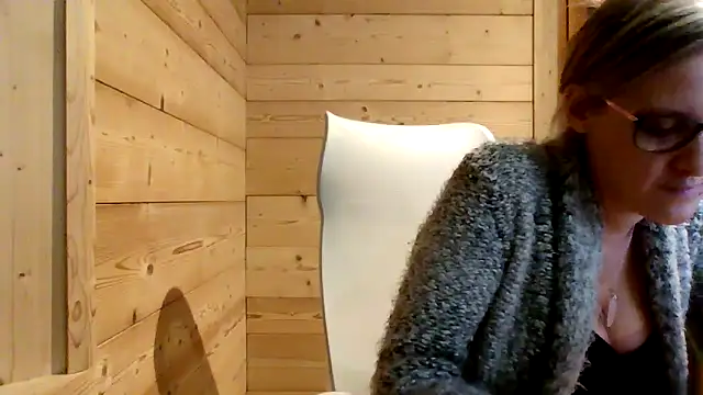 Snapshot of Madame_Callie chatting on December 2025 04:01:02 PM Madame Callie online show from December 2025 04:01:02 PM