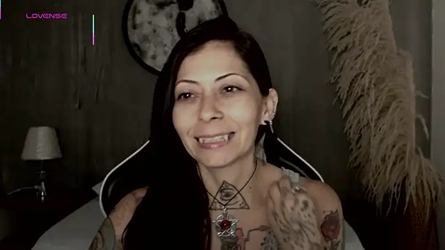 Snapshot of dark_gotica chatting on October 2025 12:26:01 PM dark gotica online show from October 2025 12:26:01 PM