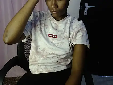 Snapshot of savage_laura chatting on October 2025 08:00:02 AM savage laura online show from October 2025 08:00:02 AM