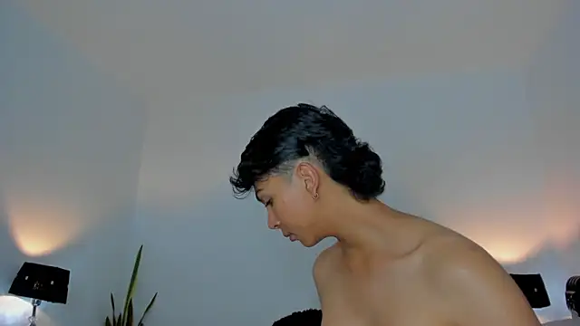 Snapshot of xhenisa_ chatting on February 2026 02:55:02 AM xhenisa online show from February 2026 02:55:02 AM