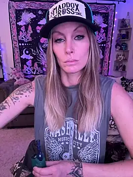 ItsDanniG online show from March 2025 06:08:02 PM