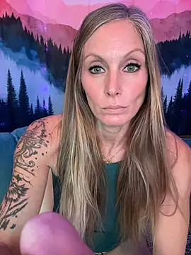 ItsDanniG online show from November 2025 08:49:01 PM