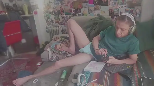 Snapshot of DownstairsSky chatting on February 2025 02:05:01 PM DownstairsSky online show from February 2025 02:05:01 PM