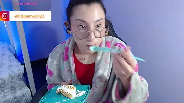 Snapshot of little__amy_ chatting on February 2025 10:52:02 PM little amy online show from February 2025 10:52:02 PM