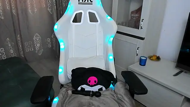 Snapshot of EveEvian chatting on January 2025 02:53:02 PM EveEvian online show from January 2025 02:53:02 PM