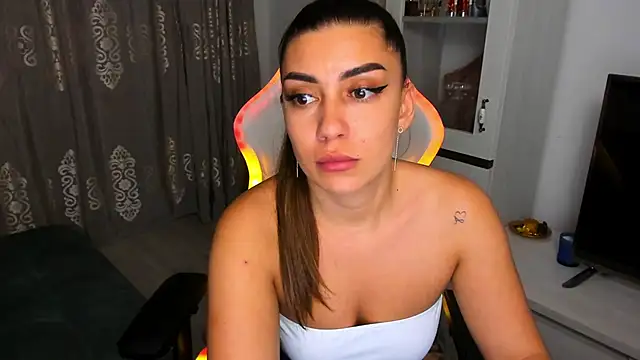 Snapshot of EveEvian chatting on January 2025 06:25:01 PM EveEvian online show from January 2025 06:25:01 PM