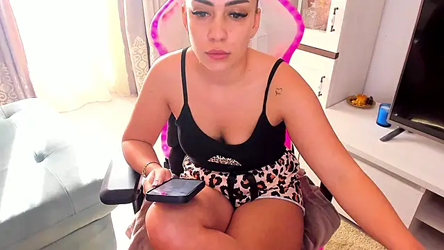 Snapshot of EveEvian chatting on January 2025 11:20:01 AM EveEvian online show from January 2025 11:20:01 AM