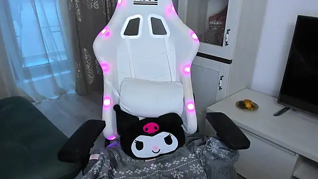 Snapshot of EveEvian chatting on February 2025 04:07:01 PM EveEvian online show from February 2025 04:07:01 PM