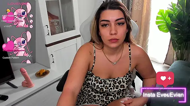 Snapshot of EveEvian chatting on March 2025 02:23:02 PM EveEvian online show from March 2025 02:23:02 PM