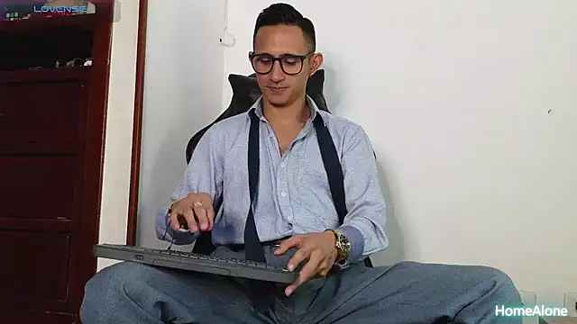 Snapshot of HomeAloneK chatting on December 2025 07:53:01 PM HomeAloneK online show from December 2025 07:53:01 PM