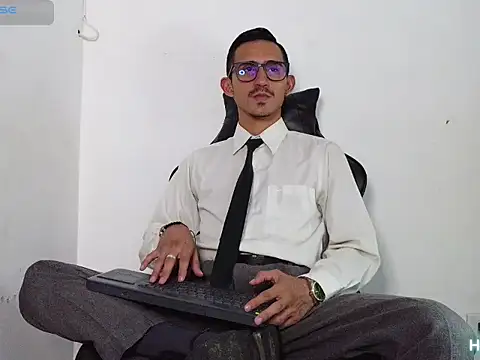 Snapshot of HomeAloneK chatting on December 2025 07:40:02 PM HomeAloneK online show from December 2025 07:40:02 PM