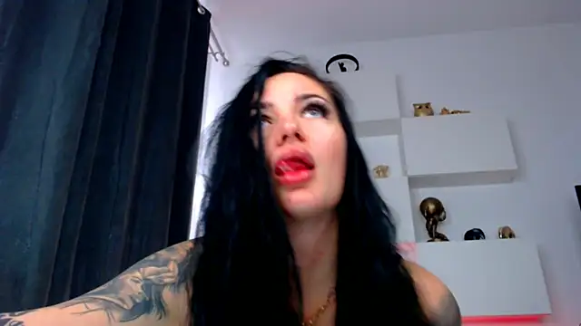 Snapshot of arianatattoos chatting on October 2025 07:53:01 AM arianatattoos online show from October 2025 07:53:01 AM