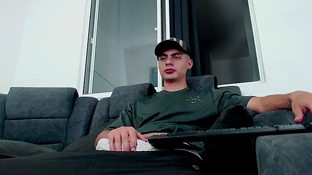 Stiven CL online show from October 2025 04:46:01 AM