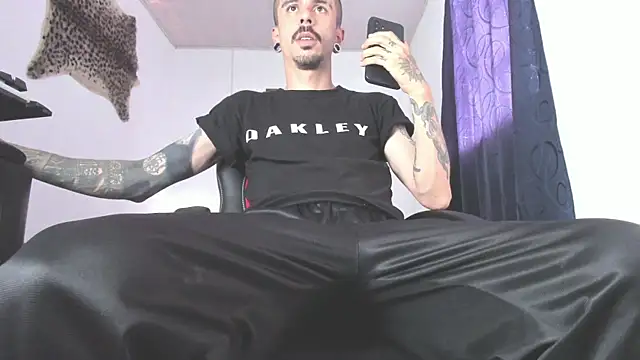 Aaron BigDickxxx online show from June 2026 08:32:02 PM