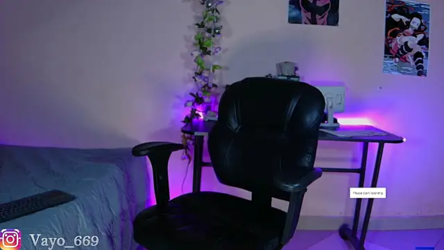 Snapshot of vayolett01_dakotta chatting on January 2025 01:52:01 PM vayolett01 dakotta online show from January 2025 01:52:01 PM