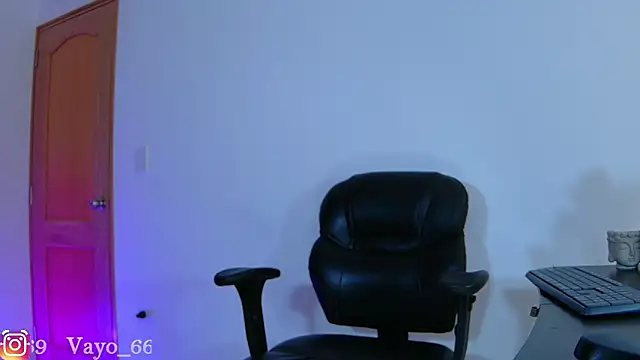 Snapshot of vayolett01_dakotta chatting on February 2025 10:14:02 PM vayolett01 dakotta online show from February 2025 10:14:02 PM