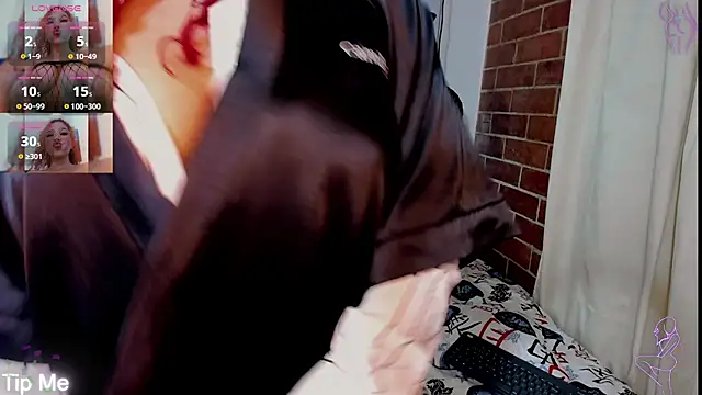 kyliejenner hot online show from October 2025 01:44:01 AM