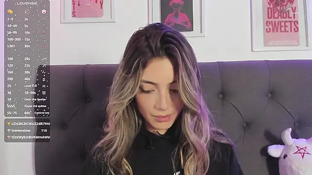 Snapshot of IsadoraGalle_ chatting on March 2026 04:02:01 PM IsadoraGalle online show from March 2026 04:02:01 PM