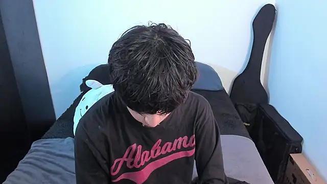 Snapshot of Aventure_Twinks chatting on April 2026 11:32:01 PM Aventure Twinks online show from April 2026 11:32:01 PM