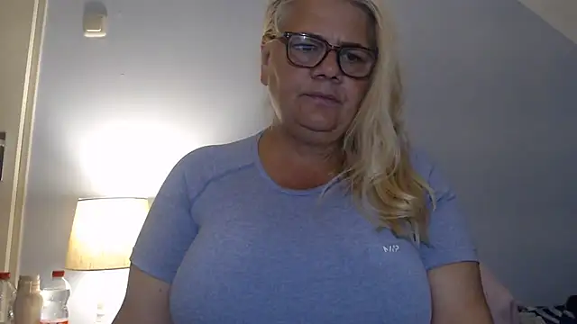 hotladymoon online show from July 2026 07:10:02 PM