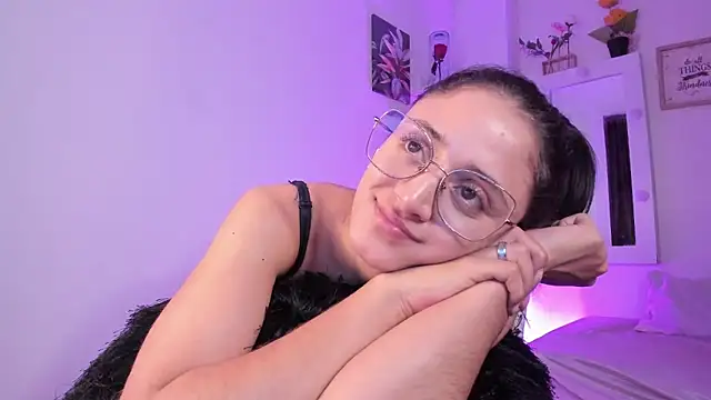 Snapshot of _Caroliinee_ chatting on March 2025 11:16:01 PM Caroliinee online show from March 2025 11:16:01 PM