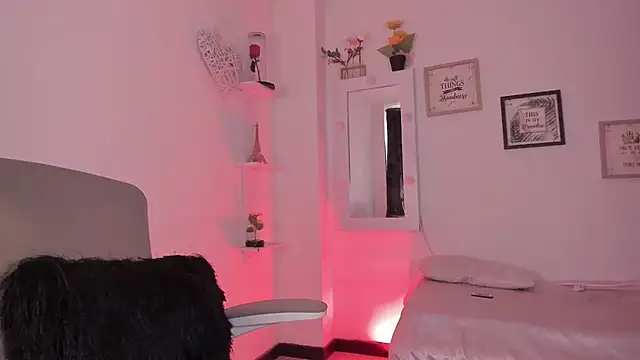 Snapshot of _Caroliinee_ chatting on September 2025 05:24:02 PM Caroliinee online show from September 2025 05:24:02 PM