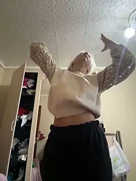 Snapshot of LikaCat chatting on December 2024 04:11:01 AM LikaCat online show from December 2024 04:11:01 AM