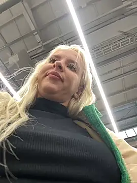 Snapshot of LikaCat chatting on December 2024 07:18:02 AM LikaCat online show from December 2024 07:18:02 AM