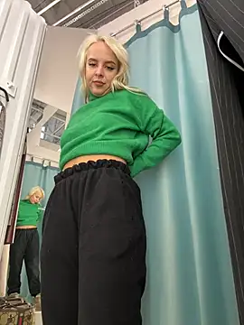 Snapshot of LikaCat chatting on December 2024 06:19:01 AM LikaCat online show from December 2024 06:19:01 AM