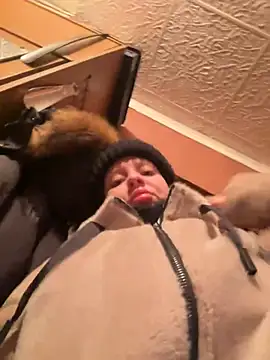 Snapshot of LikaCat chatting on December 2024 04:05:02 AM LikaCat online show from December 2024 04:05:02 AM