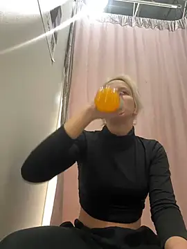 Snapshot of LikaCat chatting on January 2025 07:10:01 AM LikaCat online show from January 2025 07:10:01 AM