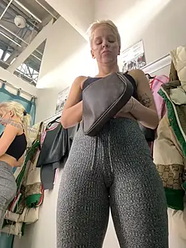 Snapshot of LikaCat chatting on January 2025 07:15:01 AM LikaCat online show from January 2025 07:15:01 AM