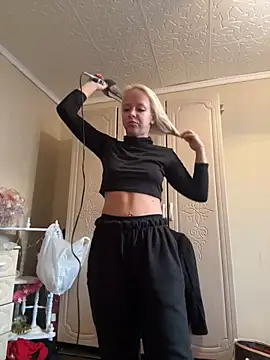 Snapshot of LikaCat chatting on January 2025 03:05:02 AM LikaCat online show from January 2025 03:05:02 AM