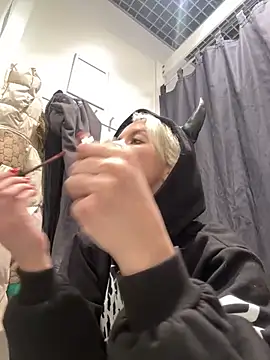 Snapshot of LikaCat chatting on February 2025 04:19:02 AM LikaCat online show from February 2025 04:19:02 AM