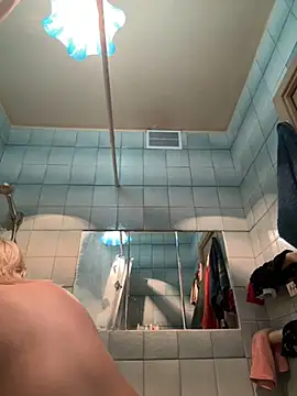 Snapshot of LikaCat chatting on March 2025 04:32:01 AM LikaCat online show from March 2025 04:32:01 AM