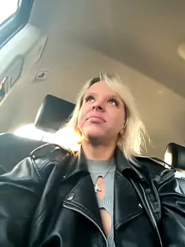 Snapshot of LikaCat chatting on September 2025 01:18:01 AM LikaCat online show from September 2025 01:18:01 AM