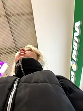 Snapshot of LikaCat chatting on September 2025 04:07:01 AM LikaCat online show from September 2025 04:07:01 AM