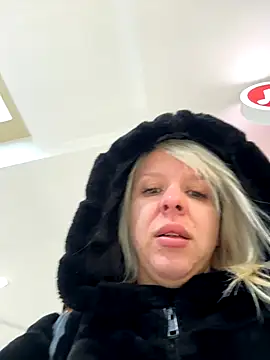 Snapshot of LikaCat chatting on October 2025 04:20:02 AM LikaCat online show from October 2025 04:20:02 AM