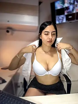 MarianaBenz online show from June 2026 11:42:01 PM