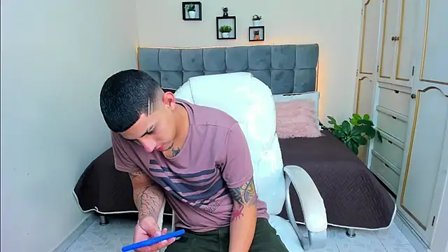 Snapshot of Alex_cute77 chatting on January 2025 12:16:01 PM Alex cute77 online show from January 2025 12:16:01 PM